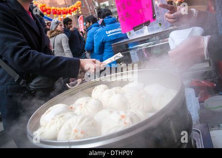 Traditional Chinese food vente de petits pains cuits à la vapeur, West End, Nouvel An Chinois, Londres, Royaume-Uni Banque D'Images