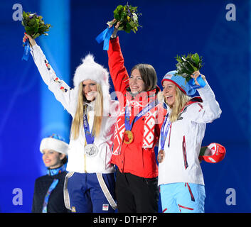 Sochi, Russie. Feb 18, 2014. Les médaillés de l'féministe le biathlon 12.5K départ en masse, de droite à gauche, Tiril Eckhoff de Norvège, bronze, Darya Domracheva du Bélarus, de l'or, et Gabriela Soukalova de la République tchèque, de l'argent, posent avec leurs médailles aux Jeux Olympiques d'hiver de 2014 à Sotchi, en Russie, le mardi, 18 février 2014. Photo : CTK/Vondrous Romain Photo/Alamy Live News Banque D'Images