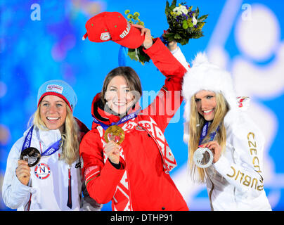 Sochi, Russie. Feb 18, 2014. Les médaillés de l'féministe le biathlon 12.5K départ en masse, de gauche à droite, Tiril Eckhoff de Norvège, bronze, Darya Domracheva du Bélarus, de l'or, et Gabriela Soukalova de la République tchèque, de l'argent, posent avec leurs médailles aux Jeux Olympiques d'hiver de 2014 à Sotchi, en Russie, le mardi, 18 février 2014. Photo : CTK/Vondrous Romain Photo/Alamy Live News Banque D'Images