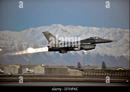 L'US Air Force F-16 Fighting Falcon décolle avec postcombustion complète sur une mission à l'aube du 11 février 2014 de l'aérodrome de Bagram, en Afghanistan. Banque D'Images