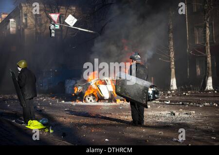 Kiev, Ukraine. Feb 18, 2014. Des manifestants anti-gouvernement en conflit avec la police anti-émeute devant le Parlement dans le centre de Kiev le 18 février 2014. Cinq personnes sont mortes le 18 février que des manifestants anti-gouvernement se sont affrontés avec les forces de sécurité dans le centre de Kiev, un porte-parole de la police a dit. ''Cinq civils sont morts à la suite de l'agitation de masse à Kiev, '' porte-parole du département de la police de Kiev a dit à l'AFP Olga Bilyk. Photo par Emeric Fohlen/NurPhoto Crédit : Emeric Fohlen/NurPhoto ZUMAPRESS.com/Alamy/Live News Banque D'Images