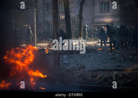 Kiev, Ukraine. Feb 18, 2014. Des manifestants anti-gouvernement en conflit avec la police anti-émeute devant le Parlement dans le centre de Kiev le 18 février 2014. Cinq personnes sont mortes le 18 février que des manifestants anti-gouvernement se sont affrontés avec les forces de sécurité dans le centre de Kiev, un porte-parole de la police a dit. ''Cinq civils sont morts à la suite de l'agitation de masse à Kiev, '' porte-parole du département de la police de Kiev a dit à l'AFP Olga Bilyk. Photo par Emeric Fohlen/NurPhoto Crédit : Emeric Fohlen/NurPhoto ZUMAPRESS.com/Alamy/Live News Banque D'Images