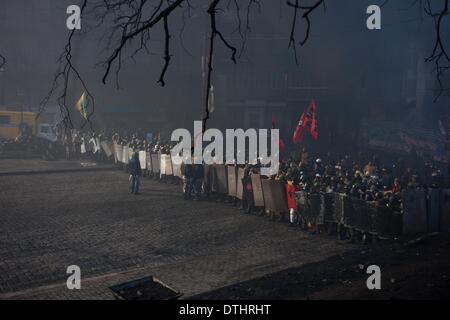 Kiev, Ukraine. Feb 18, 2014. Des manifestants anti-gouvernement en conflit avec la police anti-émeute devant le Parlement dans le centre de Kiev le 18 février 2014. Cinq personnes sont mortes le 18 février que des manifestants anti-gouvernement se sont affrontés avec les forces de sécurité dans le centre de Kiev, un porte-parole de la police a dit. ''Cinq civils sont morts à la suite de l'agitation de masse à Kiev, '' porte-parole du département de la police de Kiev a dit à l'AFP Olga Bilyk. Photo par Emeric Fohlen/NurPhoto Crédit : Emeric Fohlen/NurPhoto ZUMAPRESS.com/Alamy/Live News Banque D'Images