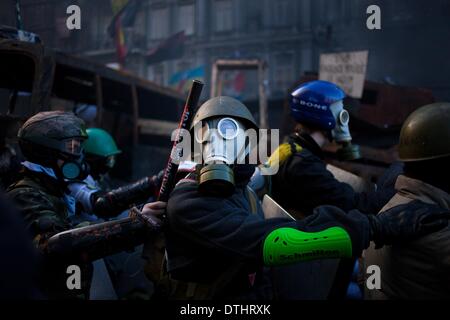 Kiev, Ukraine. Feb 18, 2014. Des manifestants anti-gouvernement en conflit avec la police anti-émeute devant le Parlement. Treize personnes auraient été tués au cours des affrontements. Credit : Emeric Fohlen/NurPhoto ZUMAPRESS.com/Alamy/Live News Banque D'Images