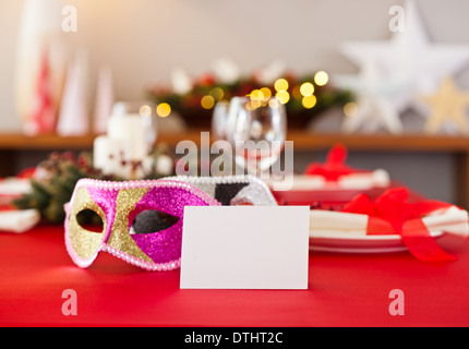 Le dîner du Nouvel An avec réglage de la table de carte nom en rouge Banque D'Images