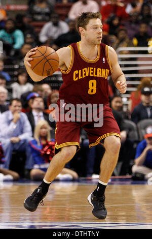 18 février 2014 : Cleveland Cavaliers shooting guard Matthieu Errebi Ambiente Cucina (8) en action au cours de la NBA match entre les Cleveland Cavaliers et les Philadelphia 76ers au Wells Fargo Center de Philadelphie, Pennsylvanie. Les cavaliers ont remporté 114-85. Christopher Szagola/Cal Sport Media Banque D'Images