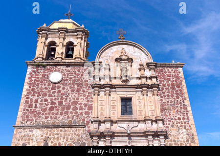 Façade de l'église avec des colonnes arches et clocher de la tequila au Mexique Banque D'Images