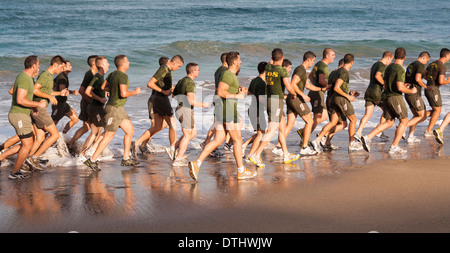 Soldats espagnols début jogging sur plage de Las Palmas, Gran Canaria Banque D'Images