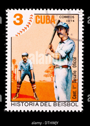 Timbre-poste de Cuba représentant deux joueurs de baseball en habit traditionnel. Banque D'Images