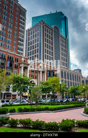 Petit parc et gratte-ciel à Boston, Massachusetts. Banque D'Images