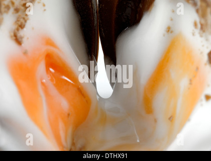 Cadburys crème fondantes de remplissage d'oeufs Banque D'Images