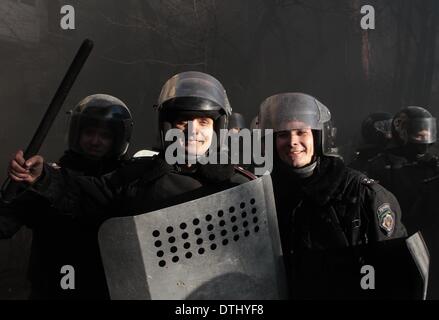 Kiev, Ukraine. Feb 18, 2014. Manifestations de Kiev tour mortelles que des milliers clash : Crédit Sergii Kharchenko/NurPhoto ZUMAPRESS.com/Alamy/Live News Banque D'Images