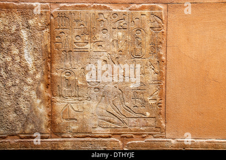 La Reine Hatchepsout dans le bas-relief de la chapelle rouge d'Hatchepsout dans le Temple de Karnak près de Louxor (Thèbes), Égypte Banque D'Images