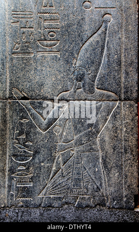 La Reine Hatchepsout dans le bas-relief de la chapelle rouge d'Hatchepsout dans le Temple de Karnak près de Louxor (Thèbes), l'Égypte. Banque D'Images