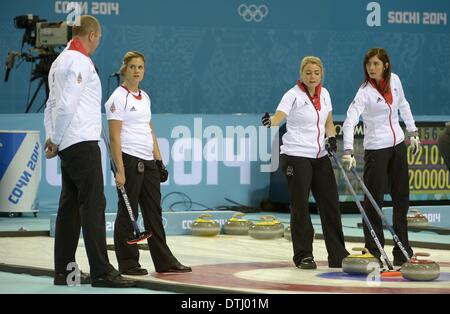 Sochi, Russie. Feb 17, 2014. (L à r) Entraîneur David Hay (GBR), Vicki Adams (GBR), Anna Sloan (GBR, vice-skip) et Eve Muirhead (GBR, skip) discuter de la prochaine étape. Womens curling - Centre de curling Ice Cube - Parc olympique - Sotchi - Russie - 17/02/2014 Credit : Sport en images/Alamy Live News Banque D'Images