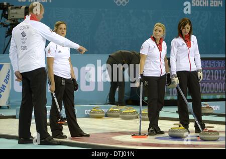 Sochi, Russie. Feb 17, 2014. (L à r) Entraîneur David Hay (GBR), Vicki Adams (GBR), Anna Sloan (GBR, vice-skip) et Eve Muirhead (GBR, skip) discuter de la prochaine étape. Womens curling - Centre de curling Ice Cube - Parc olympique - Sotchi - Russie - 17/02/2014 Credit : Sport en images/Alamy Live News Banque D'Images