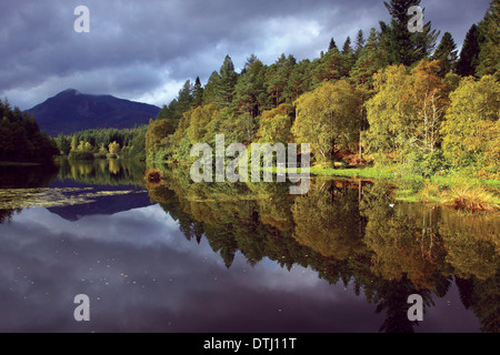 Un Bheithir Beinn reflète dans Lochan Glencoe, Glencoe, Highland Banque D'Images