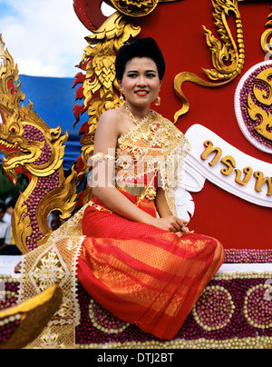 Femme thaïlandaise locale sur flotteur portant des vêtements traditionnels floral Banque D'Images