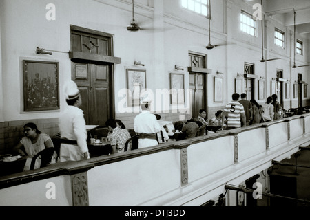 College Street Coffee House à Kolkata Calcutta dans le Bengale occidental en Inde, en Asie du Sud. Le Service alimentaire Raj Buvez la vie voyage Nostalgie Wanderlust Banque D'Images