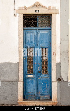 Vieille porte en bois avec peinture bleue, Faro, Algarve, Portugal Banque D'Images