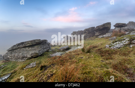 Un brouillard lever du soleil à Alex Tor sur Bodmin Moor en Cornouailles Banque D'Images