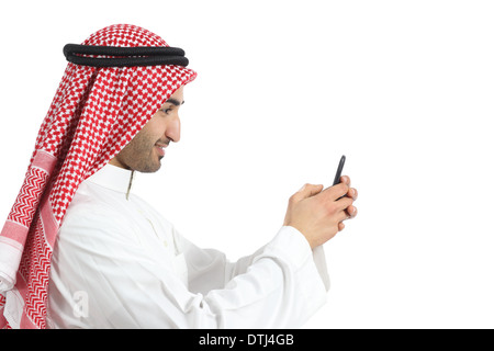 Vue latérale d'un arabe arabie unis homme en utilisant un téléphone intelligent isolé sur fond blanc Banque D'Images