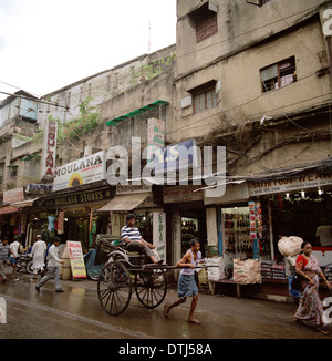 Travail de pousse-pousse dans les rues de la ville de Calcutta Kolkata au Bengale Ouest Asie du Sud. La vie Occupation Manuel du Transport Transports Vie Banque D'Images