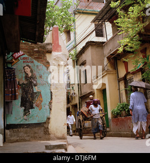 Pousse-pousse dans la ville de Kolkata Calcutta dans le Bengale occidental en Inde, en Asie du Sud. Villes indiennes la vie urbaine des bidonvilles Lifestyle Travel Wanderlust Banque D'Images