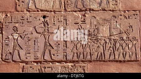 Chapelle rouge la reine Hatshepsout Tuthmose le musée de plein air de Karnak en Égypte. Le bateau solaire et le dieu courroucé Banque D'Images