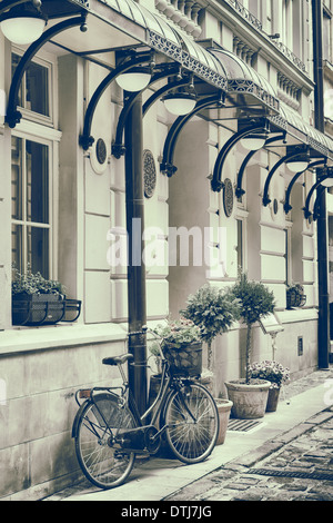 Vintage photo stylisée de vieux vélo transportant des fleurs à l'extérieur Banque D'Images