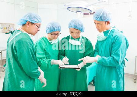 Chirurgiens discuter dossiers patients dans l'opération prix à l'hôpital Banque D'Images