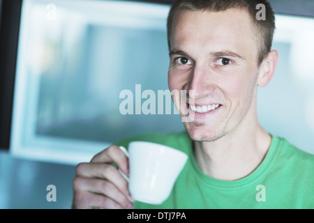 Beau jeune homme boire le café du matin frais Banque D'Images