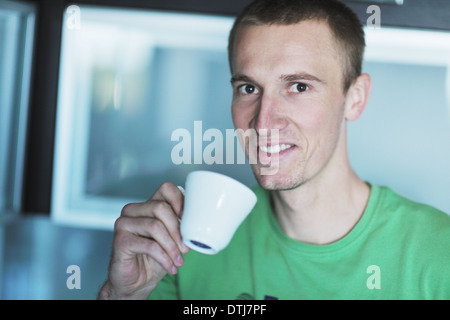 Beau jeune homme boire le café du matin frais Banque D'Images