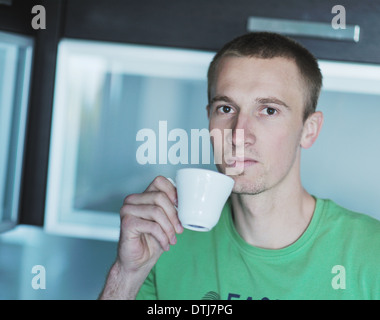 Beau jeune homme boire le café du matin frais Banque D'Images