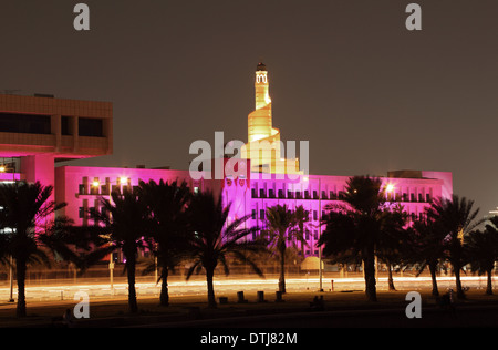 Centre culturel islamique Fanar est éclairée la nuit. Doha, au Qatar, au Moyen-Orient Banque D'Images