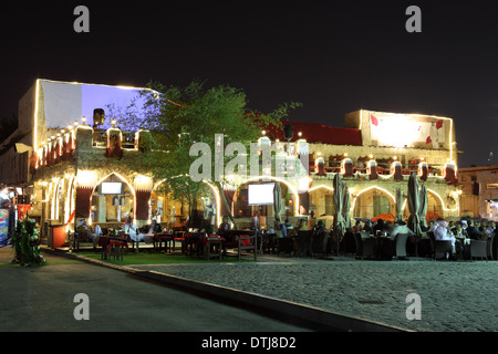 Restaurant à Souq Waqif de nuit. Doha, au Qatar, au Moyen-Orient Banque D'Images