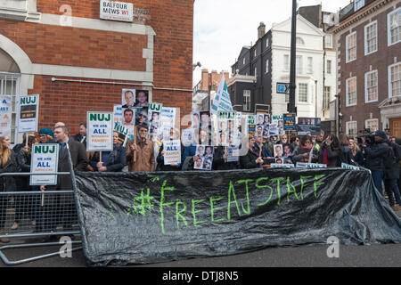 South Street, London, UK. 19 février 2014. Organisé par le Syndicat national des journalistes, une manifestation silencieuse a eu lieu à l'ambassade d'Egypte à Londres comme un geste de solidarité pour les journalistes qui ont été arrêtés, blessés ou tués en Egypte. Credit : Lee Thomas/Alamy Live News Banque D'Images