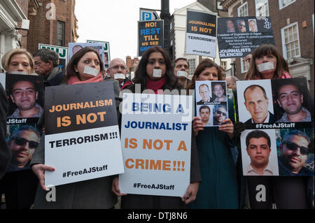 South Street, London, UK. 19 février 2014. Organisé par le Syndicat national des journalistes, une manifestation silencieuse a eu lieu à l'ambassade d'Egypte à Londres comme un geste de solidarité pour les journalistes qui ont été arrêtés, blessés ou tués en Egypte. Credit : Lee Thomas/Alamy Live News Banque D'Images