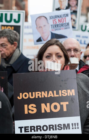 South Street, London, UK. 19 février 2014. Organisé par le Syndicat national des journalistes, une manifestation silencieuse a eu lieu à l'ambassade d'Egypte à Londres comme un geste de solidarité pour les journalistes qui ont été arrêtés, blessés ou tués en Egypte. Credit : Lee Thomas/Alamy Live News Banque D'Images