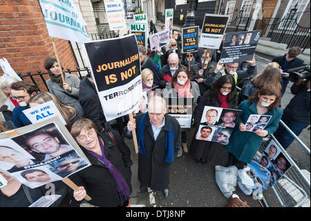 South Street, London, UK. 19 février 2014. Organisé par le Syndicat national des journalistes, une manifestation silencieuse a eu lieu à l'ambassade d'Egypte à Londres comme un geste de solidarité pour les journalistes qui ont été arrêtés, blessés ou tués en Egypte. Credit : Lee Thomas/Alamy Live News Banque D'Images