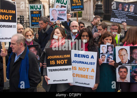 Londres, 19 février 2014. Les journalistes de l'Union Nationale des Journalistes de démontrer à l'ambassade d'Egypte contre le maintien en détention de journalistes Crédit : Paul Davey/Alamy Live News Banque D'Images