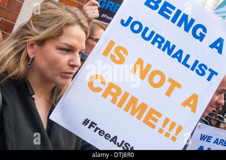 Londres, 19 février 2014. Les journalistes de l'Union Nationale des Journalistes de démontrer à l'ambassade d'Egypte contre le maintien en détention de journalistes Crédit : Paul Davey/Alamy Live News Banque D'Images