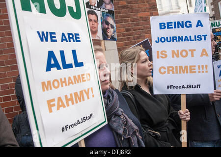 Londres, 19 février 2014. Les journalistes de l'Union Nationale des Journalistes de démontrer à l'ambassade d'Egypte contre le maintien en détention de journalistes Crédit : Paul Davey/Alamy Live News Banque D'Images