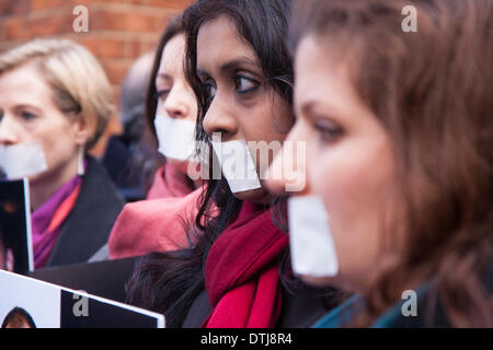 Londres, 19 février 2014. Les journalistes de l'Union Nationale des Journalistes de démontrer à l'ambassade d'Egypte contre le maintien en détention de journalistes Crédit : Paul Davey/Alamy Live News Banque D'Images