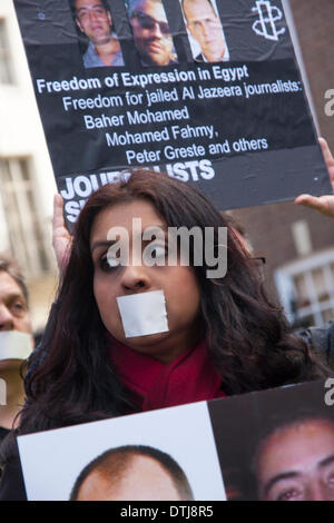 Londres, 19 février 2014. Les journalistes de l'Union Nationale des Journalistes de démontrer à l'ambassade d'Egypte contre le maintien en détention de journalistes Crédit : Paul Davey/Alamy Live News Banque D'Images