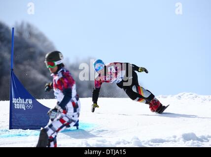 La Pierre Saint Martin, la Russie. Feb 19, 2014. Patrick Bussler d'Allemagne en compétition dans le Snowboard slalom géant parallèle de l'événement de Snowboard à Rosa Khutor Parc extrême au Jeux Olympiques de 2014 à Sotchi, Russie, Krasnaya Polyana, le 19 février 2014. Photo : Daniel Karmann/dpa/Alamy Live News Banque D'Images