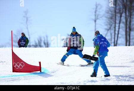 La Pierre Saint Martin, la Russie. Feb 19, 2014. Prépare les travailleurs au cours de la piste Snowboard slalom géant parallèle de l'événement de Snowboard à Rosa Khutor Parc extrême au Jeux Olympiques de 2014 à Sotchi, Russie, Krasnaya Polyana, le 19 février 2014. Photo : Daniel Karmann/dpa/Alamy Live News Banque D'Images