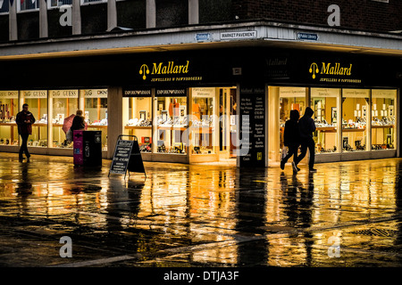 De fortes pluies dans le centre-ville de Basildon. Banque D'Images