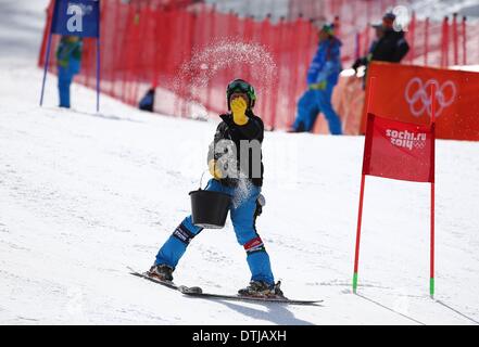 La Pierre Saint Martin, la Russie. Feb 19, 2014. Un travailleur prépare la voie au cours de l'homme Slalom géant de ski alpin dans l'événement Rosa Khutor Alpine Centre au Jeux Olympiques de 2014 à Sotchi, Russie, Krasnaya Polyana, le 19 février 2014. Photo : Michael Kappeler/dpa/Alamy Live News Banque D'Images