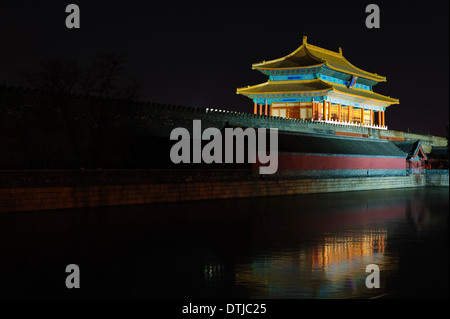 Porte de la prouesse divine de la Cité Interdite de nuit. Beijing, Chine. Banque D'Images